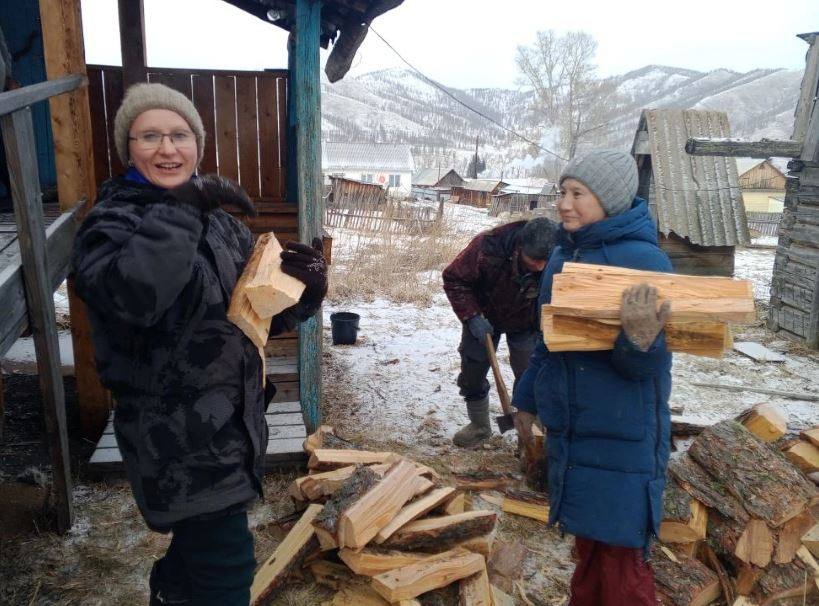 Волонтёры – ученики и педагоги сельской школы – и соцработник помогли пожилой женщине в Дьектиеке расколоть и сложить в поленницу дрова Волонтёры – ученики и педагоги сельской школы – и соцработник помогли пожилой женщине в Дьектиеке расколоть и сложить в поленницу дрова