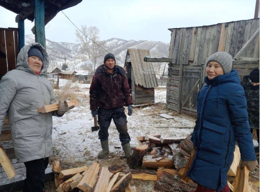 Волонтёры – ученики и педагоги сельской школы – и соцработник помогли пожилой женщине в Дьектиеке расколоть и сложить в поленницу дрова