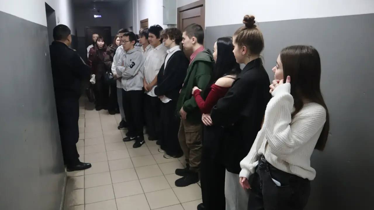 В рамках Всероссийской акции «Студенческий десант» учащиеся образовательных заведений г. Горно-Алтайска побывали в гостях в отделе внутренних дел и прошли стажировку в подразделениях полиции В рамках Всероссийской акции «Студенческий десант» учащиеся образовательных заведений г. Горно-Алтайска побывали в гостях в отделе внутренних дел и прошли стажировку в подразделениях полиции