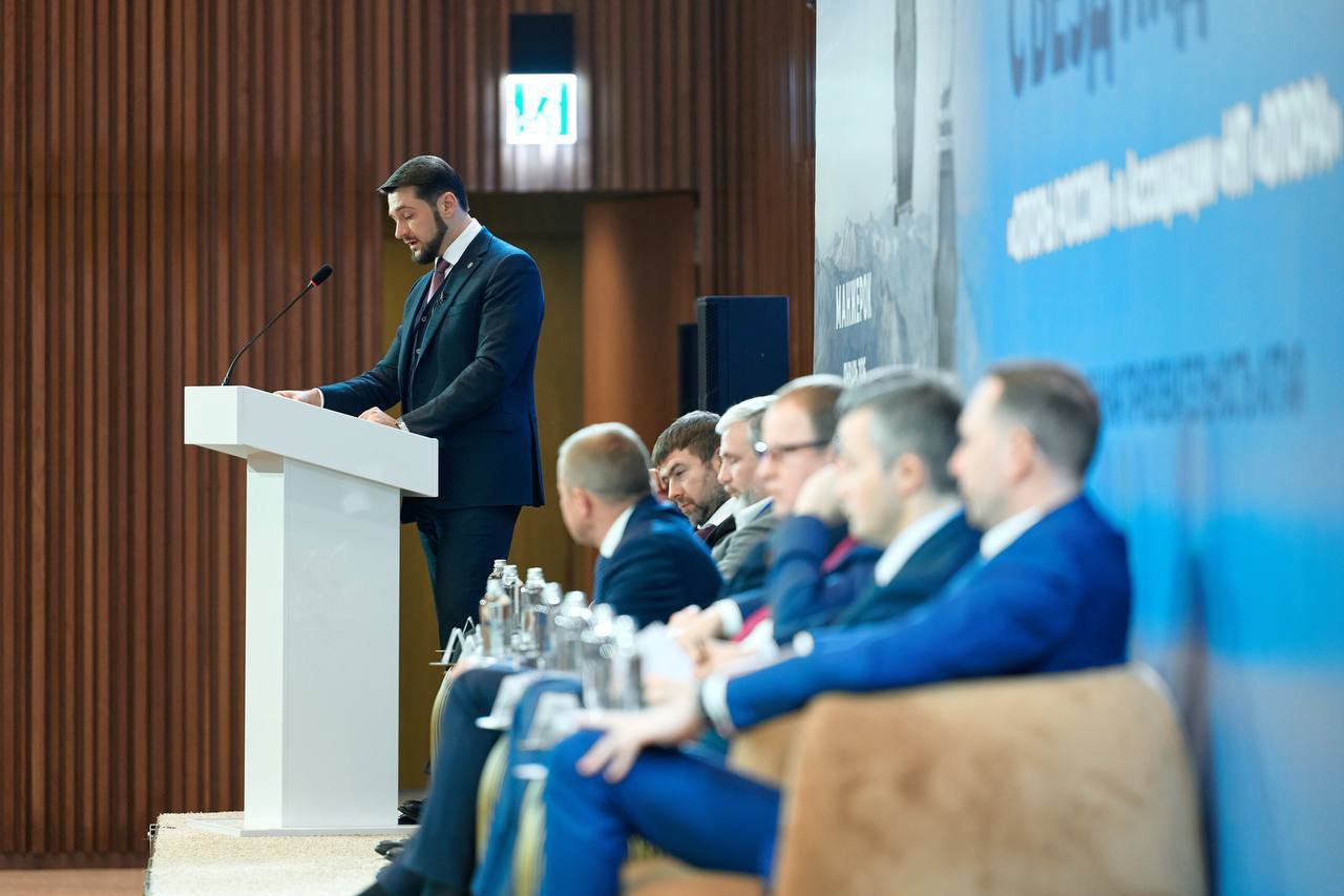 Александр Прокопьев: В Республике Алтай на площадке всесезонного курорта «Манжерок» проходит съезд лидеров «Опоры России» и Ассоциации «НП «Опора», который объединил представителей бизнеса, органов власти, а также экспертов... Александр Прокопьев: В Республике Алтай на площадке всесезонного курорта «Манжерок» проходит съезд лидеров «Опоры России» и Ассоциации «НП «Опора», который объединил представителей бизнеса, органов власти, а также экспертов...