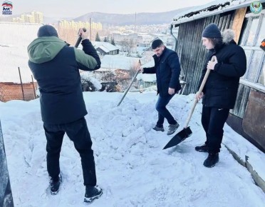 В рамках благотворительной акции «Снежный десант», инициированной партией «Единая Россия», активисты партии и молодогвардейцы продолжают оказывать помощь жителям Республики Алтай