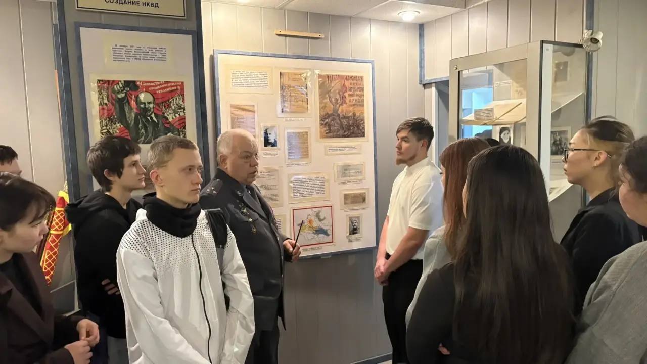 В рамках Всероссийской акции «Студенческий десант» учащиеся образовательных заведений г. Горно-Алтайска побывали в гостях в отделе внутренних дел и прошли стажировку в подразделениях полиции В рамках Всероссийской акции «Студенческий десант» учащиеся образовательных заведений г. Горно-Алтайска побывали в гостях в отделе внутренних дел и прошли стажировку в подразделениях полиции