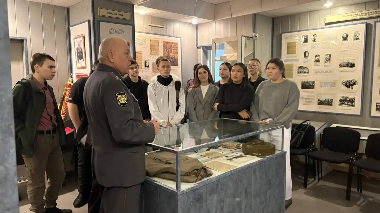 В рамках Всероссийской акции «Студенческий десант» учащиеся образовательных заведений г. Горно-Алтайска побывали в гостях в отделе внутренних дел и прошли стажировку в подразделениях полиции В рамках Всероссийской акции «Студенческий десант» учащиеся образовательных заведений г. Горно-Алтайска побывали в гостях в отделе внутренних дел и прошли стажировку в подразделениях полиции