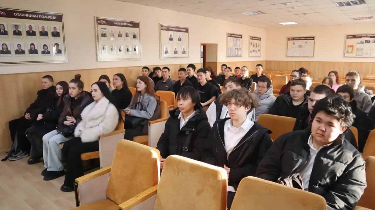 В рамках Всероссийской акции «Студенческий десант» учащиеся образовательных заведений г. Горно-Алтайска побывали в гостях в отделе внутренних дел и прошли стажировку в подразделениях полиции В рамках Всероссийской акции «Студенческий десант» учащиеся образовательных заведений г. Горно-Алтайска побывали в гостях в отделе внутренних дел и прошли стажировку в подразделениях полиции