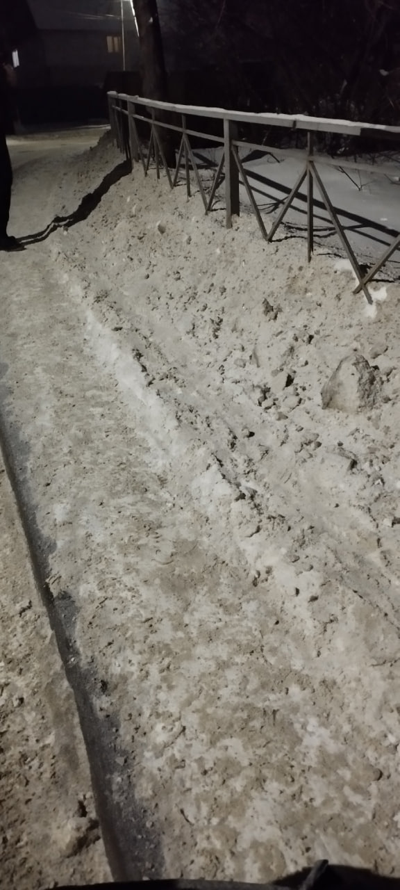 От подписчика. Когда почистят подъем по ул. Гончарной в сторону школы глухонемых? Невозможно идти с ребенком либо коляской, большая вероятность, что кто-то поскользнется и скатится на проезжую часть! Каждый день по этой...