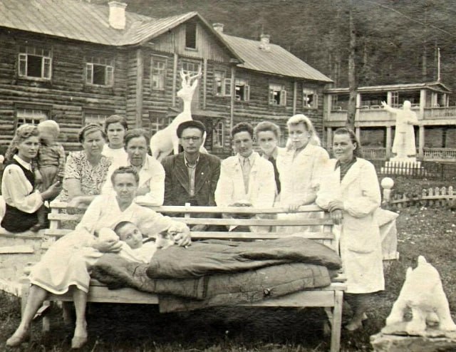 В августе 1942 года из блокадного Ленинграда в Горный Алтай были эвакуированы 247 детей и сотрудники Ленинградского костно-туберкулезного санатория (ЛДКТС) им. В.Молотова. Дети, в основном, были в гипсе, лежачие В августе 1942 года из блокадного Ленинграда в Горный Алтай были эвакуированы 247 детей и сотрудники Ленинградского костно-туберкулезного санатория (ЛДКТС) им. В.Молотова. Дети, в основном, были в гипсе, лежачие