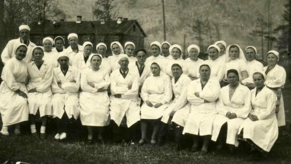 В августе 1942 года из блокадного Ленинграда в Горный Алтай были эвакуированы 247 детей и сотрудники Ленинградского костно-туберкулезного санатория (ЛДКТС) им. В.Молотова. Дети, в основном, были в гипсе, лежачие