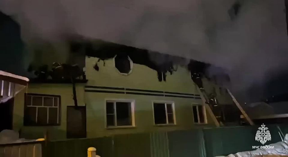Крупный пожар произошел вчера вечером в Горно-Алтайске – загорелся двухэтажный жилой дом в переулке Казакова