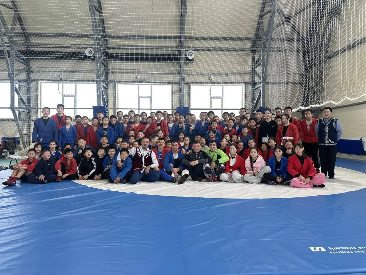 Открытую тренировку по боевому самбо в новом ФОКе села Улаган провели министр молодежной политики и спорта Александр Суразов и директор Улаганской ДЮСШ, мастер спорта международного класса по боевому самбо Алексей Ебечеков Открытую тренировку по боевому самбо в новом ФОКе села Улаган провели министр молодежной политики и спорта Александр Суразов и директор Улаганской ДЮСШ, мастер спорта международного класса по боевому самбо Алексей Ебечеков