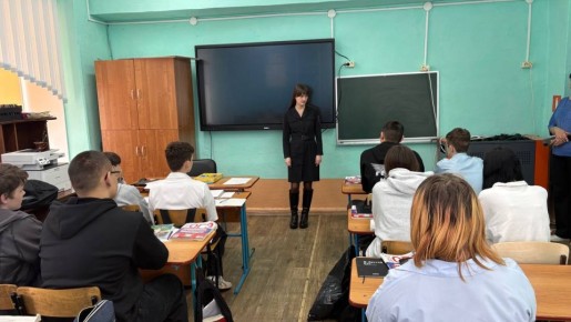 Сотрудники ГИБДД провели уроки безопасности в Усть-Мунинской школе