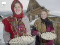 #архив_ТАСС_Сибирь. Жительницы села Курдюм с подносами домашних пельменей