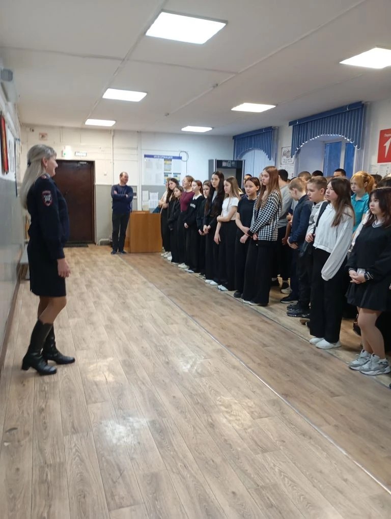 Сотрудники Госавтоинспекции провели общешкольную линейку по ПДД в Майминском районе