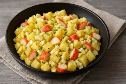 Удивительный тёплый салат с крабовыми палочками и картофелем