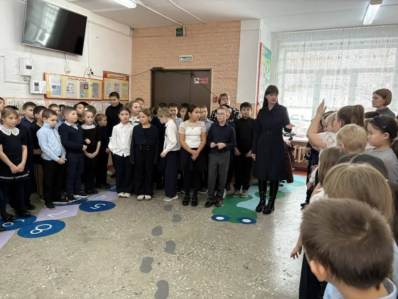 Накануне сотрудники ГИБДД посетили начальную школу Кызыл-Озека Накануне сотрудники ГИБДД посетили начальную школу Кызыл-Озека