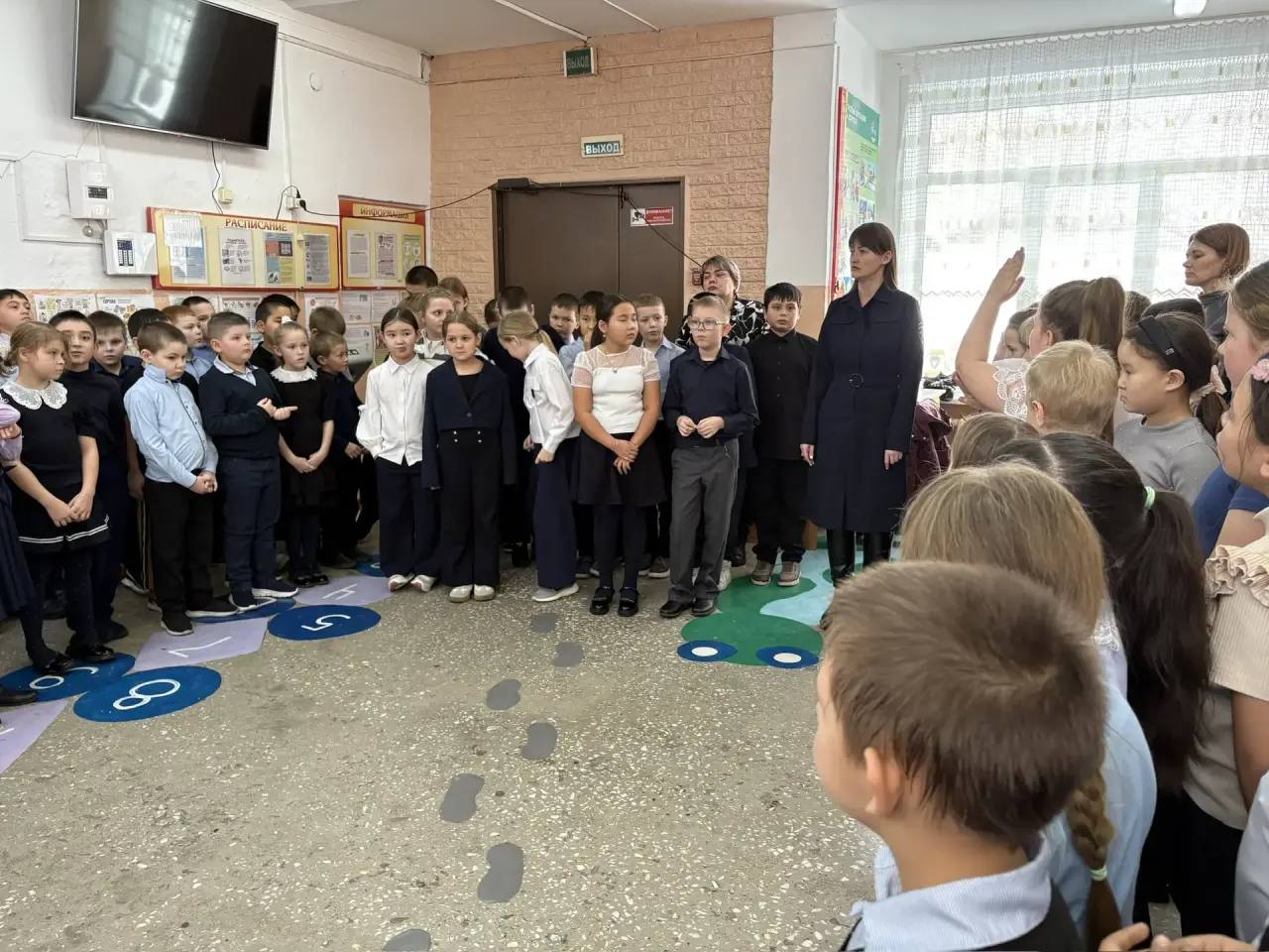 Накануне сотрудники ГИБДД посетили начальную школу Кызыл-Озека Накануне сотрудники ГИБДД посетили начальную школу Кызыл-Озека