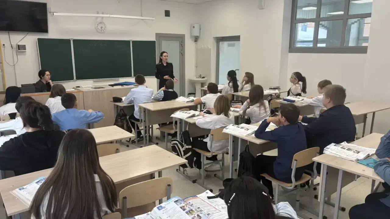 Накануне сотрудники ГИБДД посетили начальную школу Кызыл-Озека Накануне сотрудники ГИБДД посетили начальную школу Кызыл-Озека