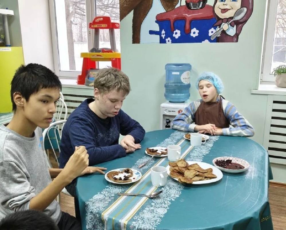 В детском отделении дома-интерната «Алтай» ребята с воспитателями устроили кулинарный праздник с банановыми оладушками и хрустящим печеньем, сообщает Минтруд В детском отделении дома-интерната «Алтай» ребята с воспитателями устроили кулинарный праздник с банановыми оладушками и хрустящим печеньем, сообщает Минтруд