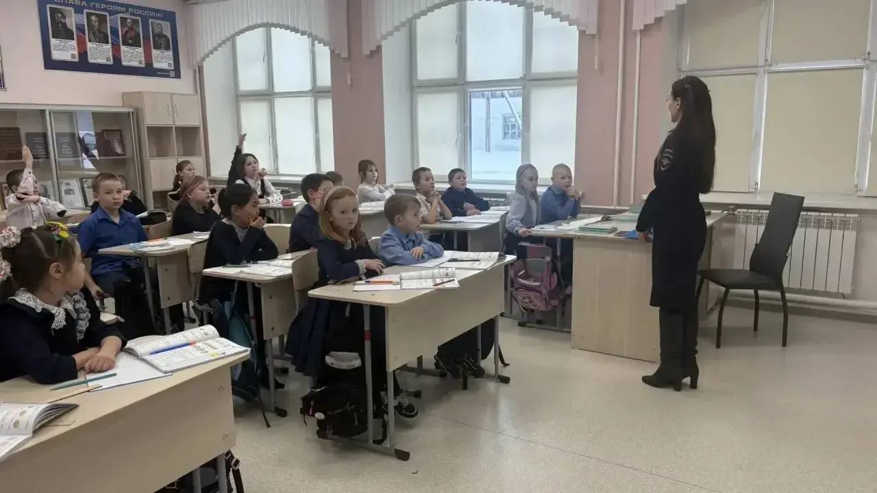 Накануне сотрудники ГИБДД посетили начальную школу Кызыл-Озека Накануне сотрудники ГИБДД посетили начальную школу Кызыл-Озека