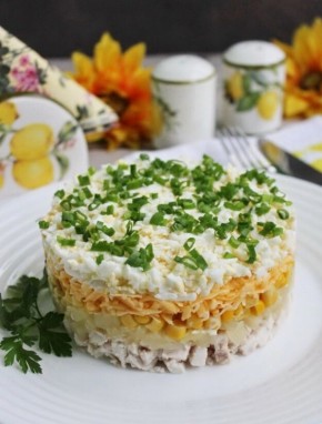 Салат "Восторг" с куриным филе и ананасами