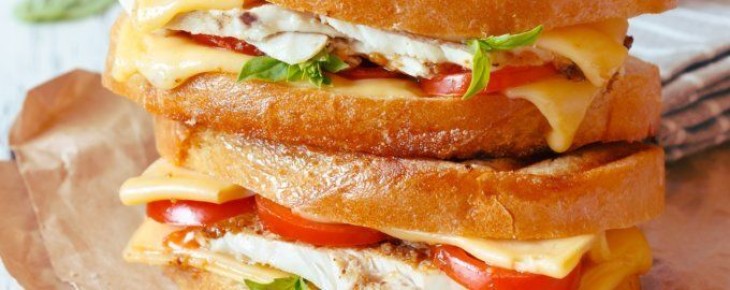 Идеальное утреннее угощение: батончики с копченой курицей и томатами