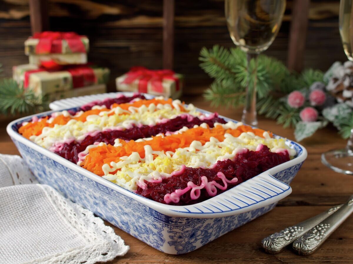 Ашан подтвердил качество салатов 'Сельдь под шубой' после проверок