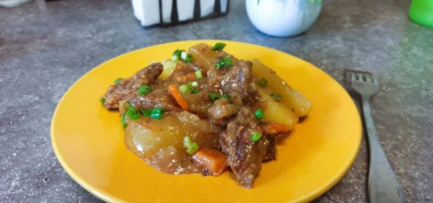 Говядина с картошкой и овощами: уютный домашний вкус