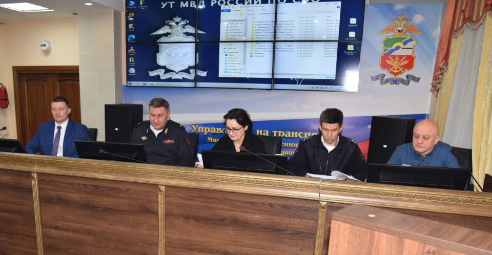 Начальник Управления на транспорте МВД России по Сибирскому федеральному округу Игорь Бояринов назвал результаты «народного голосования» за лучшего сотрудника транспортной полиции Сибири