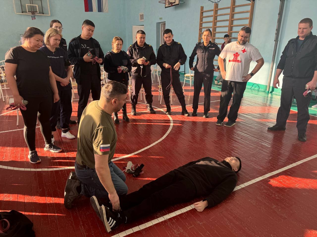 Министр здравоохранения Республики Алтай Дмитрий Хубезов провел для полицейских мастер-класс по оказанию доврачебной помощи пострадавшим гражданам Министр здравоохранения Республики Алтай Дмитрий Хубезов провел для полицейских мастер-класс по оказанию доврачебной помощи пострадавшим гражданам