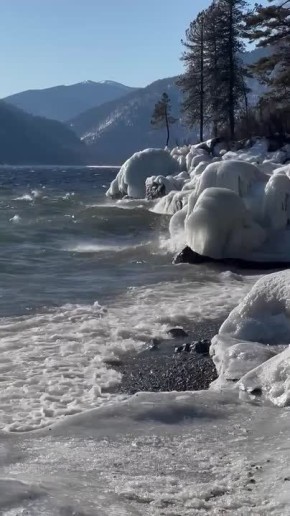 Доброе утро. Волнующееся зимнее Телецкое озеро