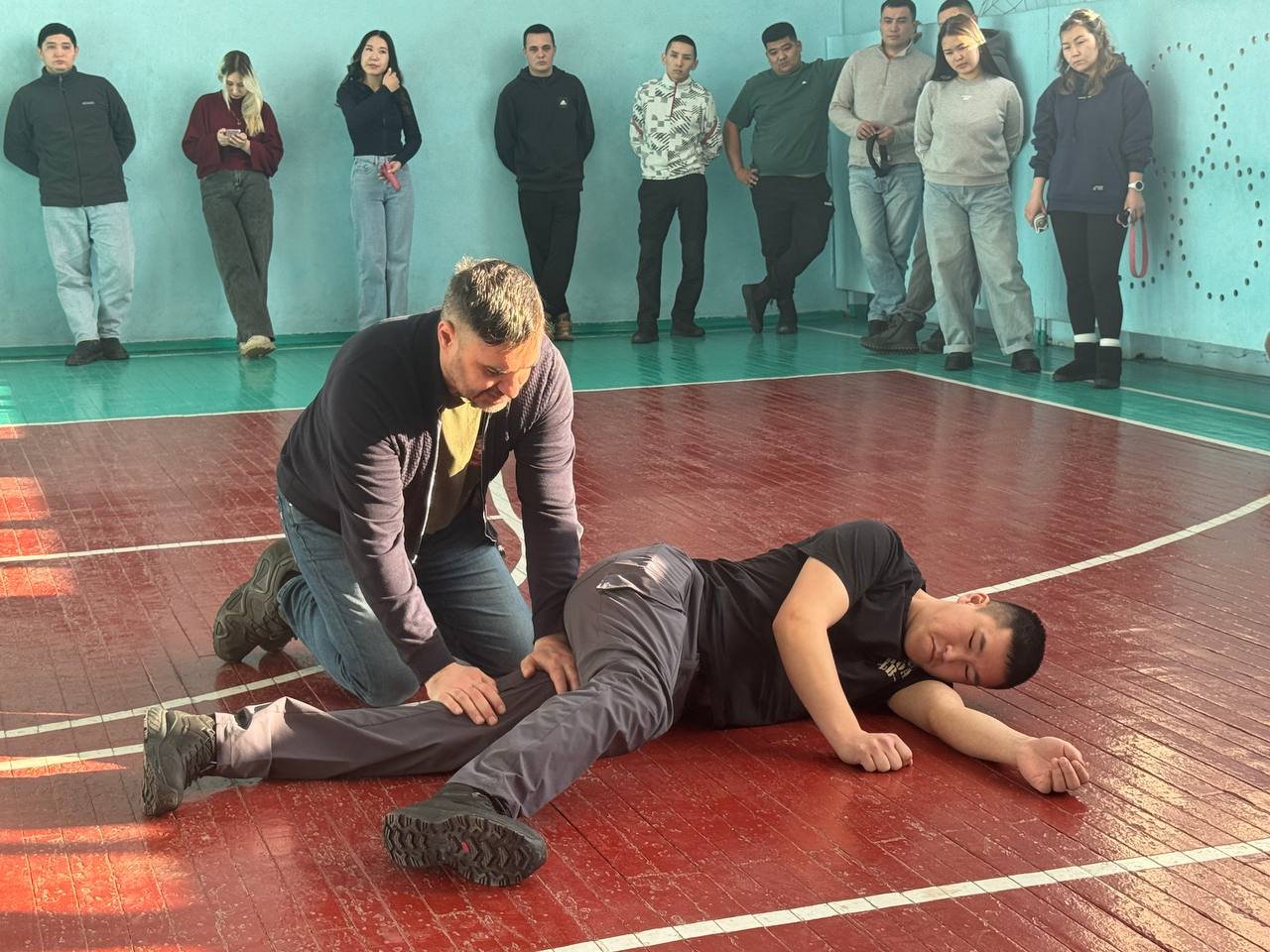 Министр здравоохранения Республики Алтай Дмитрий Хубезов провел для полицейских мастер-класс по оказанию доврачебной помощи пострадавшим гражданам Министр здравоохранения Республики Алтай Дмитрий Хубезов провел для полицейских мастер-класс по оказанию доврачебной помощи пострадавшим гражданам