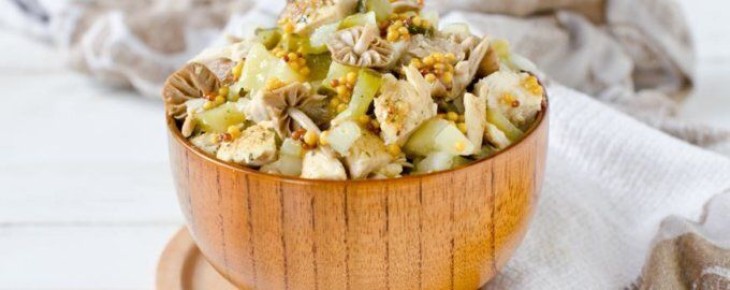 Изысканный картофельный салат с маринованными опятами и курицей, который удивит ваших гостей