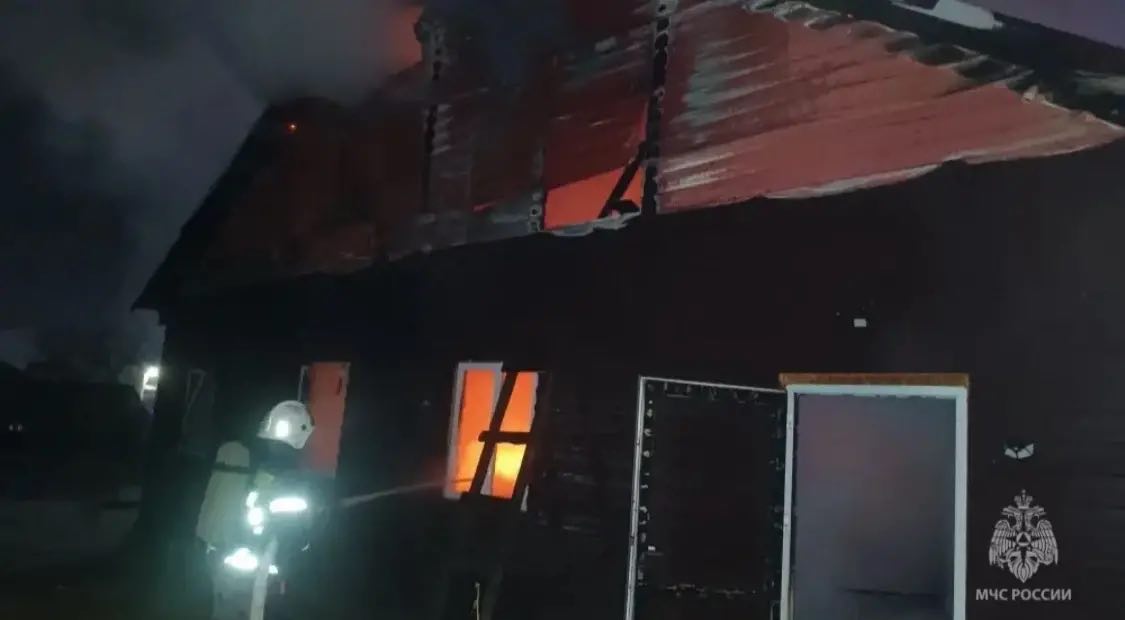 Большой пожар в Онгудае: горел магазин на улице Ленина Большой пожар в Онгудае: горел магазин на улице Ленина