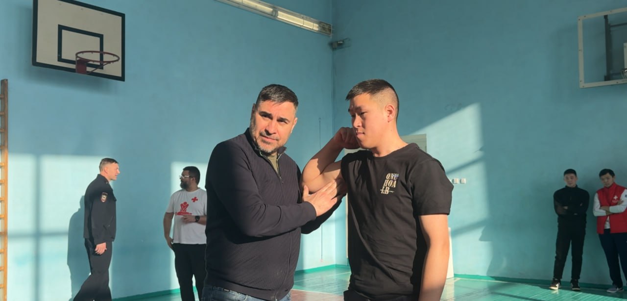 Министр здравоохранения Республики Алтай Дмитрий Хубезов провел для полицейских мастер-класс по оказанию доврачебной помощи пострадавшим гражданам Министр здравоохранения Республики Алтай Дмитрий Хубезов провел для полицейских мастер-класс по оказанию доврачебной помощи пострадавшим гражданам