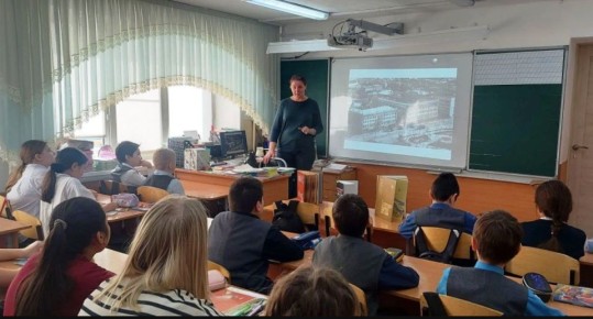 Урок памяти «Ты в памяти и в сердце, Сталинград!» провели сотрудники Национальной библиотеки для учеников школы №12 и гимназии №9 в 83-ю годовщину победы советской армии в Сталинградской битве, 2 февраля