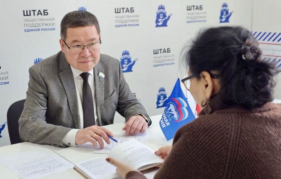 Председатель Госсобрания – Эл Курултай Эжер Ялбаков провел прием граждан по личным вопросам в Штабе общественной поддержки Единой России