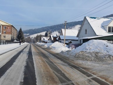 От подписчика. На пересечении переулка Федорова и улицы Шоссейной длительное время лежит неубранный сугроб, тем самым закрывая обзор для выезда с правой стороны с улицы Шоссейной, что создает аварийную ситуацию при движении...