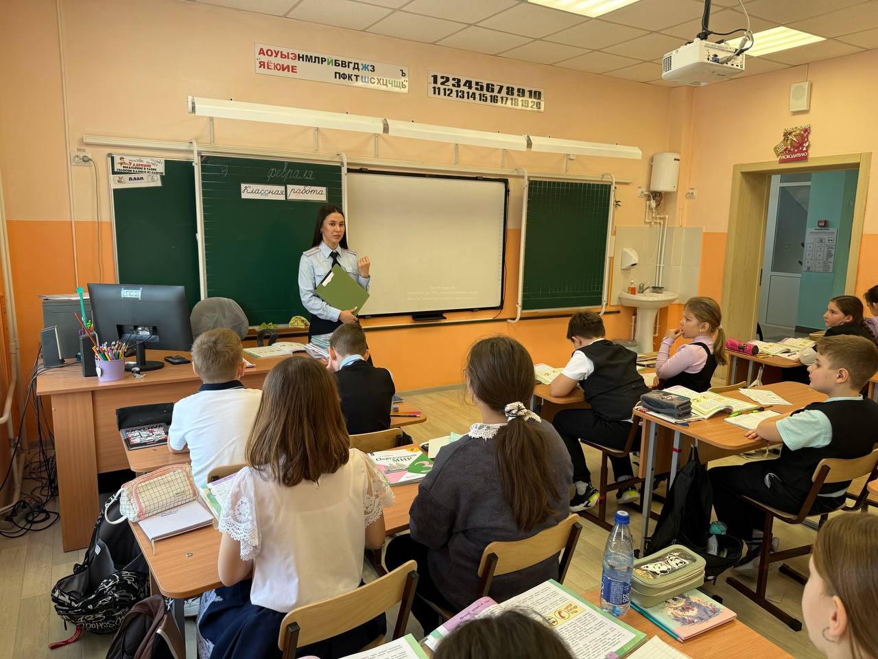 «Дорожные ловушки» и зимние правила: инспектор ГИБДД провела в МБОУ «Новая школа г. Горно-Алтайска» важный урок безопасности «Дорожные ловушки» и зимние правила: инспектор ГИБДД провела в МБОУ «Новая школа г. Горно-Алтайска» важный урок безопасности