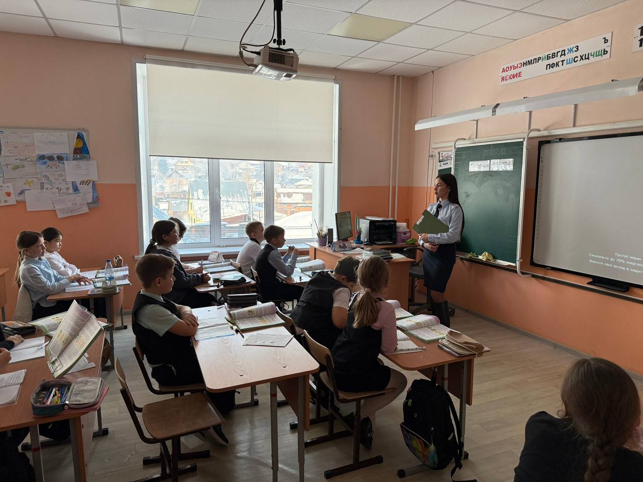 «Дорожные ловушки» и зимние правила: инспектор ГИБДД провела в МБОУ «Новая школа г. Горно-Алтайска» важный урок безопасности «Дорожные ловушки» и зимние правила: инспектор ГИБДД провела в МБОУ «Новая школа г. Горно-Алтайска» важный урок безопасности