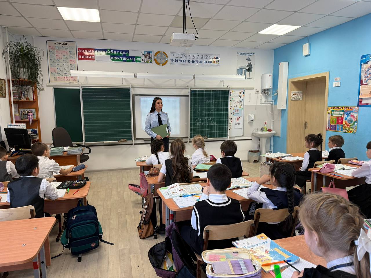 «Дорожные ловушки» и зимние правила: инспектор ГИБДД провела в МБОУ «Новая школа г. Горно-Алтайска» важный урок безопасности «Дорожные ловушки» и зимние правила: инспектор ГИБДД провела в МБОУ «Новая школа г. Горно-Алтайска» важный урок безопасности