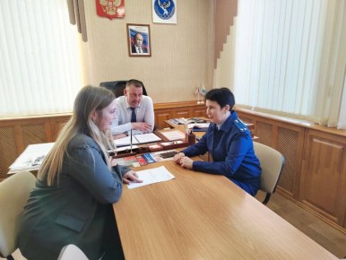 Горно-Алтайским межрайонным природоохранным прокурором проведен личный прием граждан в с. Кызыл-Озек Майминского района