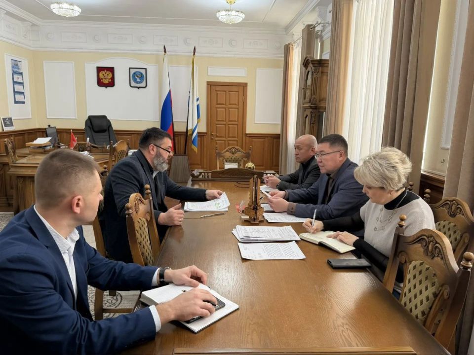 Состоялась встреча спикера Парламента РА Эжера Ялбакова, председателя комитета по аграрной политике Рустама Байдалакова с депутатом Государственной Думы Романом Птицыным