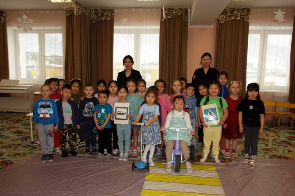 Сотрудники Госавтоинспекции Онгудайского района совместно с Онгудайским центром детского творчества - воспитанниками детского сада «Кунеш» провели практическое занятие «Перекресток»