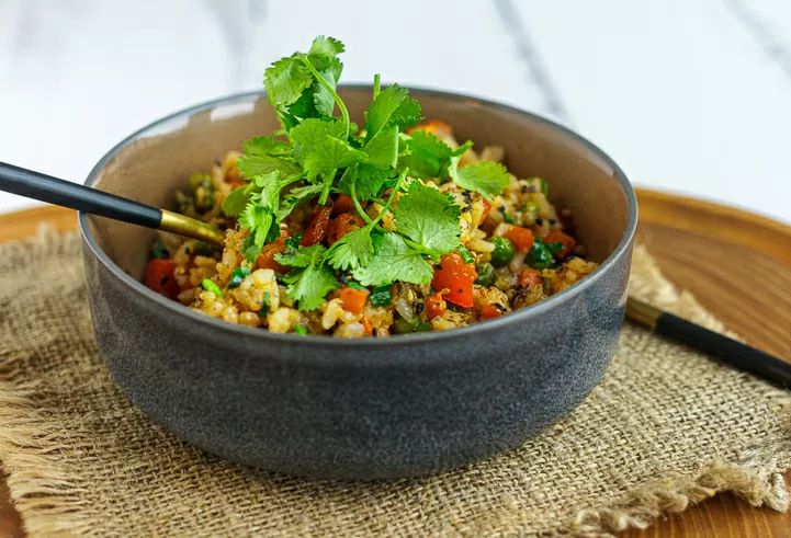 Жареный рис с овощами