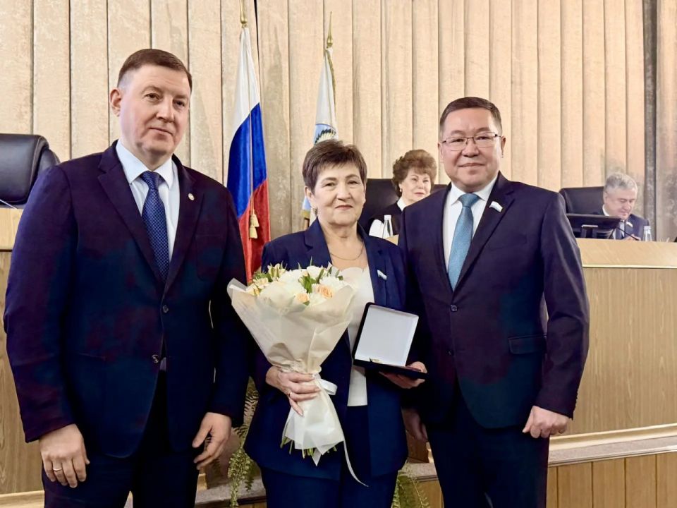 В начале очередной сессии парламента поздравили с прошедшим юбилеем нашу коллегу – спикера Турочакского райсовета, секретаря местного отделения Единой России Ольгу Субботину