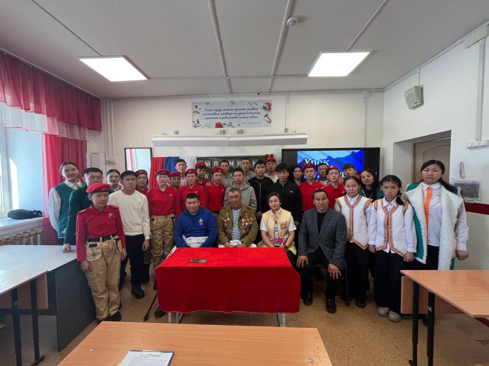 В Кокоринской школе Кош-Агачского района состоялся Урок мужества «Мы помним Вас, наши Герои!», приуроченный ко Дню памяти о россиянах, исполнявших служебный долг за пределами Отечества, который ежегодно отмечается 15 февраля