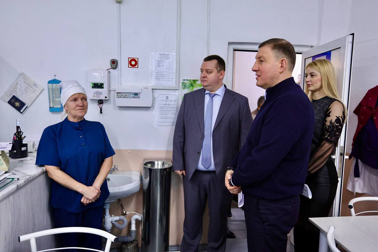 Библиотеку, которая работает в Дубровке 28 лет, посетил Андрей Турчак во время визита в Майминский район Библиотеку, которая работает в Дубровке 28 лет, посетил Андрей Турчак во время визита в Майминский район