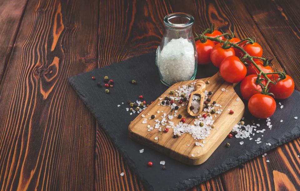 Не выбрасывайте еду: как справиться с пересолом и вновь сделать блюда вкусными