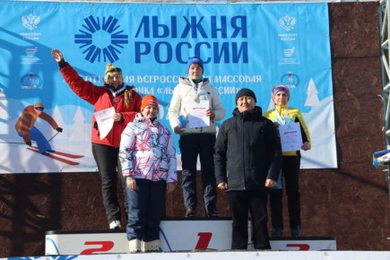 Ольга Сафронова: Порядка 600 спортсменов и любителей здорового образа жизни собрались сегодня на лыжной базе в Еланде для участия в традиционной лыжной гонке!