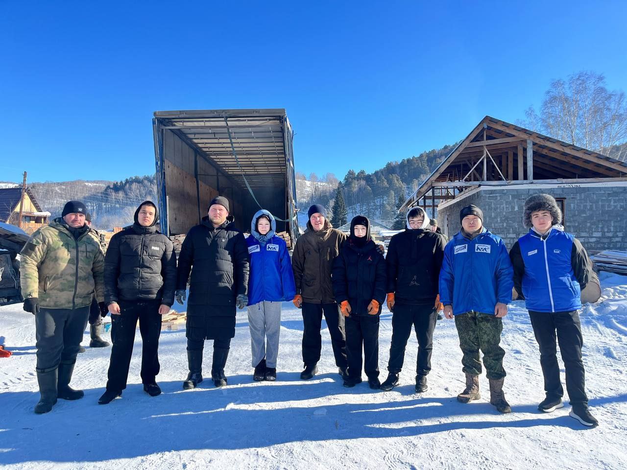 Депутат РА Роман Гордеев вместе с учениками «Новой школы» и активистами «Молодой Гвардии» помогает в погрузке пиломатериала и посылок для наших бойцов на передовую Депутат РА Роман Гордеев вместе с учениками «Новой школы» и активистами «Молодой Гвардии» помогает в погрузке пиломатериала и посылок для наших бойцов на передовую