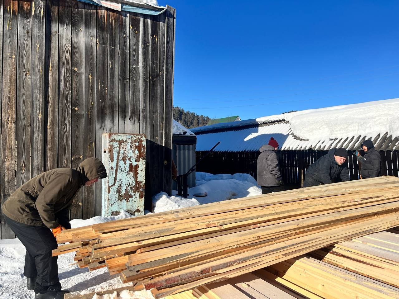 Депутат РА Роман Гордеев вместе с учениками «Новой школы» и активистами «Молодой Гвардии» помогает в погрузке пиломатериала и посылок для наших бойцов на передовую Депутат РА Роман Гордеев вместе с учениками «Новой школы» и активистами «Молодой Гвардии» помогает в погрузке пиломатериала и посылок для наших бойцов на передовую